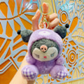 Miniatyrbild 1 av 11: Tecknad Kuromi docka skolväska hänge docka plyschleksak par nyckelring väska hänge Classic plush sitting Sanliou-Kulomi 11cm (with keychain)