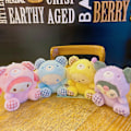Miniatyrbillede 3 af 11: Tegneserie Kuromi dukke skoletaske vedhæng dukke plys legetøj par nøglering taske vedhæng New Plush Kirby - Green Hat 11cm (with keychain)