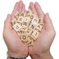 Pikkukuva 4 / 5: 300 kpl Puinen Scrabble-laatta, Scrabble-kirjaimet askarteluun, Makin