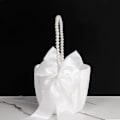 Miniatyrbilde 3 av 5: Blomsterpikekurver til bryllup, hvit blomsterkurv med perlehåndtak for blomsterpiker{hh]