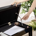 Miniatyrbillede 4 af 5: Rootz klaverbænk - 1 person - Polstret - Gummitræ - Kunstlæder - Solid siddeplads - Træben - Sort - 75L x 35W x 49H cm