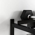 Miniatyrbillede 5 af 7: Rootz håndvægtstativ - Håndvægtstativ - 2 niveauer - Kettlebells - Sikker opbevaring - Yogamåtter - Kapacitet 70 Kg - Stålramme - Sort - 98x40x35 cm