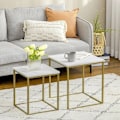 Miniatyrbillede 2 af 6: Rootz 2 sideborde - stabelbare sideborde - bordplade i marmorlook - Lille sofabord - træmateriale - guld + hvid - 45L x 45W x 50H cm
