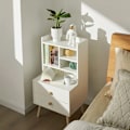 Miniatyrbillede 2 af 7: Rootz sengebord - Natbord - Sofabord - Rummelig opbevaring med 4 rum og 2 skuffer - Moderne fyrretræ-accenter - Holdbart PB-materiale - 43 cm x 81 cm