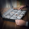 Pikkukuva 7 / 7: Rootz Watch Box - Suuri kellolaatikko 24 kellolle - Kellon säilytysrasia - Ylellinen kellokotelo - Matkakellokotelo - Monipaikkainen kellolaatikko - M