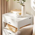 Miniatyrbillede 7 af 8: Rootz Sengebord - Natbord - Sidebord - Hvid MDF - Stor opbevaring med 2 hylder og 2 skuffer - Ridsefaste gulvbeskyttere - Alsidigt design - 45cm x 55c
