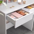 Miniatyrbillede 4 af 7: Rootz Toiletbord - Foldespejl og 2 skuffer - Makeup Skrivebord Med hylder - Soveværelse Organizer - Vaskebord - Stilfuldt vaskebord - Spånplade - Hvid