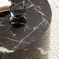 Pikkukuva 5 / 7: Elegant Rootz -sohvapöytä - Pyöreä pöytä - Marmori look - Musta - Kaukosäädinhylly - Monipuolinen muotoilu - Naarmuuntumissuoja - 60cm x 60cm x 30cm