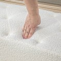 Pikkukuva 9 / 10: Rootz-sängynpenkki keinotekoisella lampaanvillapäällyksellä - Pehmustettu penkki - Makuuhuoneen penkki - Paksu pehmuste - Teräsjalat - Kermanvärinen -