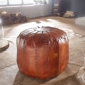 Pikkukuva 2 / 6: Rootz Pouf - Nahkapussi - Aitoa nahkaa - Jakkara - Verhoiltu täkki - Pyöreä pussi - 52 x 40 x 52 cm - Ruskea
