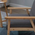 Miniatyrbillede 4 af 6: Rootz Lænestol i Scandi Design - Accent Stol - Massivt træ - Linnedlook - Grå + Natur - 64 cm x 70 cm x 72 cm