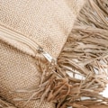 Pikkukuva 5 / 6: Rootz Jute Bonita -tyynynpäällinen - Luonnollinen päällinen - Raffia-hapsu - Teksturoidut pehmeät kalusteet - 40cm x 40cm x 2cm