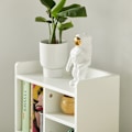 Miniatyrbillede 5 af 7: Rootz sengebord - Natbord - Sofabord - Rummelig opbevaring med 4 rum og 2 skuffer - Moderne fyrretræ-accenter - Holdbart PB-materiale - 43 cm x 81 cm