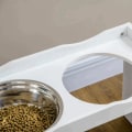 Miniatyrbillede 3 af 6: Rootz Foderstation - Skålstativ - Hundefoderstation - 2 fodringsskåle - Til store hunde - Rustfrit stål/MDF - Hvid - 63 x 30 x 24cm