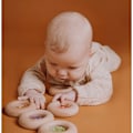 Miniatyrbild 3 av 4: Donut sensorisk i trä Tomat Röd