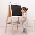 Pikkukuva 4 / 5: Uudet klassikkolelut - Kaksoispuoleinen puuhevosstandi Beige