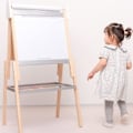 Pikkukuva 5 / 5: Uudet klassikkolelut - Kaksoispuoleinen puuhevosstandi Beige