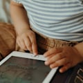 Pikkukuva 6 / 6: Piirtämispöytä - Kidywolf - Kidydraw-Mini - LCD-näyttö - 30 kuvitusta - Kannettava Röd
