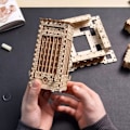 Pikkukuva 4 / 6: 3D-palapeli 340 osaa Ugears Aleksandrian majakka valolla Puu Beige