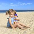 Pikkukuva 6 / 6: 'Mon Premier Poupon COROLLE - Bébé Bain Marin - 30cm - Dès 18 mois' in Finnish is: 'Ensimmäinen nukke COROLLE - Meri vauva - 30 cm - Alkaen 18 kuukau
