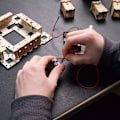 Pikkukuva 6 / 6: 3D-palapeli 340 osaa Ugears Aleksandrian majakka valolla Puu Beige