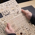 Pikkukuva 3 / 6: 3D-palapeli 340 osaa Ugears Aleksandrian majakka valolla Puu Beige