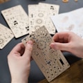 Pikkukuva 6 / 6: Hagridin lentävä moottoripyörä™ - Ugears - 3D puupuzzle Beige