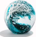 Handblåst glaskristallkula med vågdesign - ett dekorativt glassamlarobjekt.