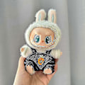 Miniatyrbild 1 av 5: Original Andra Generationens Labubu Monster Have A Seat Serie Söt Docka Klädleksak Ornament Endast Kläder Söt Dockleksak Present-Labubu 9