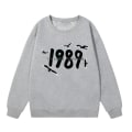 Pikkukuva 1 / 2: Taylor Swift laulaja Taylor Swift 2D samettiprintillä varustettu naisten pyöreäkauluksinen collegepaita light grey XXL