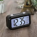 Miniatyrbild 1 av 4: Svart Digital Väckarklocka Morgonväckarklocka, Tyst Batteridriven Digital Väckarklocka för Barn Vuxna Stor LED-Display Temperatur Kalender