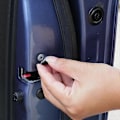 Pikkukuva 2 / 5: Musta 12 kpl Autotarvikkeet Sisätilan Oven Lukitusruuvien Suojakansi Trimmi Universaali