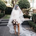 Pikkukuva 1 / 5: Rypytetty laskeutuva hääpuku, jossa punertava elegantti norsunluunvärinen rypytetty tyllihuntu Boho pitkä morsiusverho Ivory 250cm