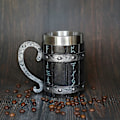 Miniatyrbilde 2 av 4: Nordisk Eik Tre Ølkrus med Rustfritt Stålforing, Norrøne Vikingruner Design, for Menn og Farsdag, 550ml