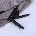 Miniatyrbild 4 av 5: Professionell Ukulele Capo Enhands Snabbväxling Ukelele Capo Zinklegering Gitarrdelar Tillbehör (Svart)