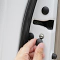 Pikkukuva 1 / 5: Musta 12 kpl Autotarvikkeet Sisätilan Oven Lukitusruuvien Suojakansi Trimmi Universaali