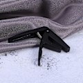 Miniatyrbilde 3 av 5: Profesjonell Ukulele Capo Enhånds Hurtigskift Ukelele Capo Sink Legering Gitar Deler Tilbehør (Svart)