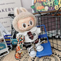 Miniatyrbild 5 av 5: 17cm Mini Plyschdockas Kläder Outfit Tillbehör För Korea Kpop Exo Labubu Idol Dockor Läderjacka Set Kläder Gåva 05 1set and camera