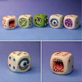Miniatyrbillede 5 af 5: 5 stk. Grimme Monster-Terninger Sjove Monster-Ansigt Terninger Pynt Genanvendelige Malede Miniature Terninger Sæt til Bordspil style 2