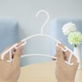 Miniatyrbilde 3 av 3: 20 stk Baby Henger Hvite Sklisikre Babyjakke Henger Rørformede Kleshengere