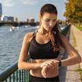 Miniatyrbillede 5 af 5: [3-pak] Rem kompatibel med Fitbit Versa 3 rem/Fitbit Sense rem/Fitbit Versa 4 / Fitbit Sense 2, blød silikone erstatningsrem til Fitbit Vers black*white*wine red large