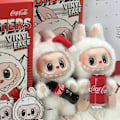Miniatyrbillede 1 af 4: Monsters' Excitement Macaron Plysdukke Håndlavet Legetøj Blind Box Ægte POPMART Monsters Labubu Coca-Cola Plys Blind Box Håndlavet Legetøj surprise shake