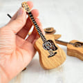 Miniatyrbild 2 av 3: Trä Akustisk Gitarr Plektrumlåda, Gitarrlåda För Plektrum, Gitarr Plektrumhållare, Present Till Gitarrist Trä Akustisk Gitarr Plektrumlåda Med Stativ