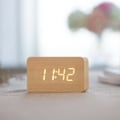 Miniatyrbillede 1 af 4: Digital vækkeur i træ med justerbar lysstyrke, stemmestyring, LED-skærm, rektangulær visning af tid, temperatur, hjemmedekor