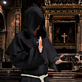 Pikkukuva 3 / 5: Renessanssin keskiaikainen munkkiasu, pappi pappien miesten asu keskiaikainen Frate-asu hupun ja ristiristikaulan kanssa Münchenin asu Halloween black L