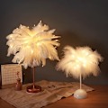 Miniatyrbillede 3 af 3: Kreativ fjerlampe med fjernbetjening USB/AA batteri strøm bordlampe træ fjer lampeskærm fødselsdag natlampe, lyserød