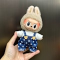 Miniatyrbild 1 av 3: [HH]Labubu Babykläder V1 V2 17cm Labubu Kläder Emaljering Hänge Plyschdocka Kjort Babykläder Skjortset (Chatta Nu) Blue