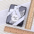 Miniatyrbillede 3 af 5: 50 stk. Metal Engel Bogmærke Gunst Med Elegant Silke Bryllup Fest Gunst Gaveæske Bogelskere Bogm
