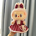 Miniatyrbild 1 av 3: [HH] 38cm Labubu Tyg Emalj Plyschdocka Babykläder JD Japansk Blå Spetskjol Set Stor Baby Labubu Kläder Red