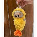 Miniatyrbild 1 av 2: [HH]Labubu 17cm Blind Box Labubu Iögonfallande Väska Friterad Räka Babykläder Vävda Sovsäckar Overall Black